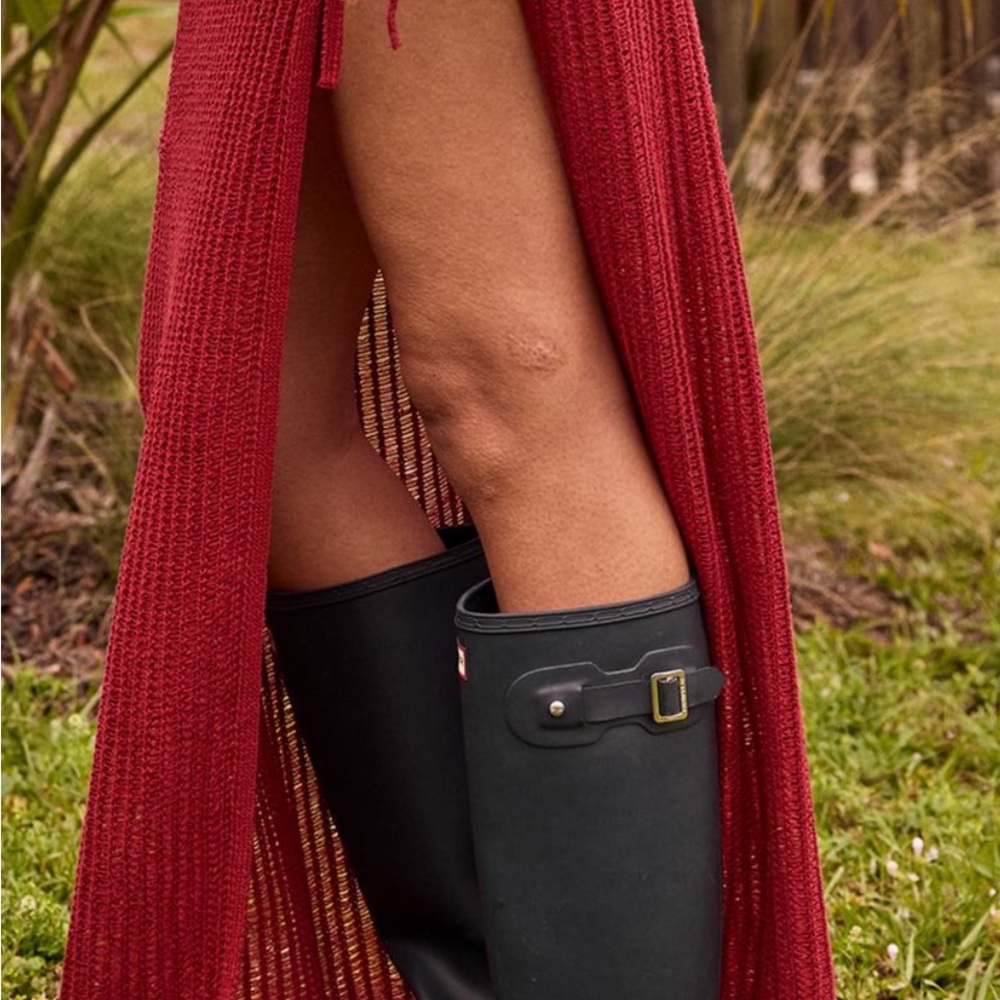 Black shiny Hunter boots they are too big for my feetsies 😭!